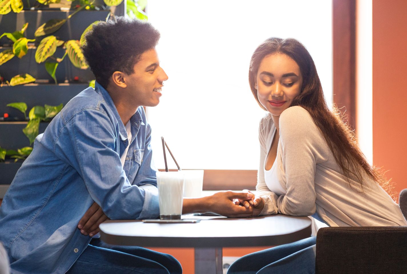 How to Give and Receive Compliments in Hookup Contexts?